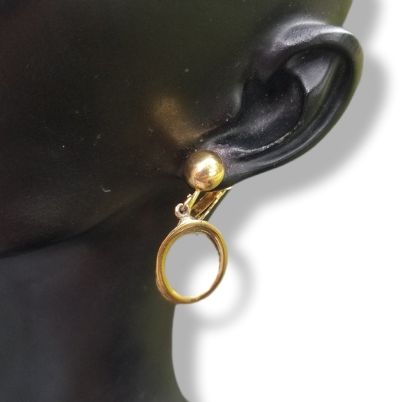 CROWN TRIFARI 1960S TEXTURED GOLDTONE OVAL DROP CLIP ON EARRINGS - Picture 2 of 5